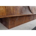 Mas&iacute;vny art deco &scaron;tvordverov&yacute; pr&iacute;born&iacute;k Sonia z mangov&eacute;ho dreva v natur&aacute;lnej hnedej farbe s geometrick&yacute;m reli&eacute;fom 170 cm