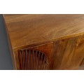 Mas&iacute;vny art deco &scaron;tvordverov&yacute; pr&iacute;born&iacute;k Sonia z mangov&eacute;ho dreva v natur&aacute;lnej hnedej farbe s geometrick&yacute;m reli&eacute;fom 170 cm