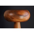 Dizajnov&aacute; okr&uacute;hla mas&iacute;vna stoln&aacute; lampa Fungi z ak&aacute;ciov&eacute;ho dreva v hnedej farbe s obl&yacute;m tienidlom a kužeľovou podstavou 37 cm