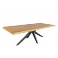 Dizajnový industriálny jedálenský stôl Dias s prekríženými štyrmi nohami v tvare hviezdy v matnej čiernej farbe s obdĺžnikovou vrchnou doskou z dubovej dyhy v naturálnom svetlom hnedom odtieni s priznanou kresbou letokruhov