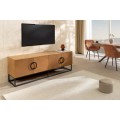 Modern&yacute; art deco TV stol&iacute;k Arkline v svetlom hnedom dubovom preveden&iacute; so &scaron;tyrmi dvierkami s diagon&aacute;lnym vzorom 180 cm