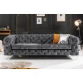 Luxusn&aacute; chesterfield trojmiestna sedačka Modern Barock v tmavosivej farbe so zamatov&yacute;m poťahom 240 cm