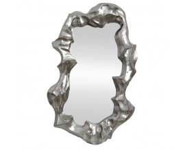 Dizajnov&eacute; art deco n&aacute;stenn&eacute; zrkadlo Inger s atypick&yacute;m trojrozmern&yacute;m r&aacute;mom v striebornej farbe 150 cm
