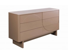 Modern&aacute; art deco hned&aacute; &scaron;irok&aacute; komoda Savonia so &scaron;iestimi z&aacute;suvkami v troch radoch s keramickou vrchnou doskou s travert&iacute;nov&yacute;m dizajnom s dvomi &scaron;irok&yacute;mi nohami a geometrick&yacute;m reli&eacute;fnym zdoben&iacute;m v podobe vlny na fas&aacute;de