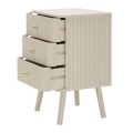 Art deco kr&eacute;mov&yacute; nočn&yacute; stol&iacute;k Shelly s tromi z&aacute;suvkami so zlat&yacute;mi &uacute;chytkami a rebrovan&yacute;m reli&eacute;fom 61 cm