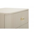 Art deco kr&eacute;mov&yacute; nočn&yacute; stol&iacute;k Shelly s tromi z&aacute;suvkami so zlat&yacute;mi &uacute;chytkami a rebrovan&yacute;m reli&eacute;fom 61 cm