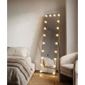 Dizajnov&eacute; glamour stojace zrkadlo Hilly s LED osvetlen&iacute;m a zlat&yacute;m obdĺžnikov&yacute;m r&aacute;mom z kovu 160 cm