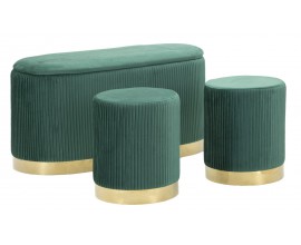Art deco sada čal&auml;nen&yacute;ch taburetiek Ponzi so zamatov&yacute;m poťahom v zelenej farbe s vertik&aacute;lnym pre&scaron;&iacute;van&iacute;m s rebrovan&yacute;m dizajnom a so zlat&yacute;mi podstavami s dvomi okr&uacute;hlymi taburetkami a jednou ov&aacute;lnou lavicou s &uacute;ložn&yacute;m priestorom