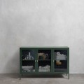 Modern&yacute; industri&aacute;lny pr&iacute;born&iacute;k Farver z kovu v zelenej farbe s tromi sklenen&yacute;mi dvierkami s vr&uacute;bkovanou &scaron;trukt&uacute;rou 132 cm