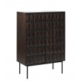 Moderná barová skrinka z dubového masívneho dreva tmavohnedého odtieňa s 3D geometrickými tvarmi na dvierkach s push to open otváraním a s čiernymi štíhlymi nožičkami