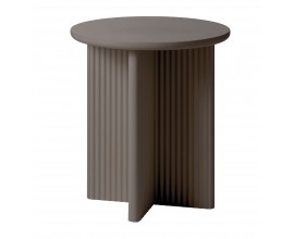 Art deco okr&uacute;hly pr&iacute;ručn&yacute; stol&iacute;k Hvidea v taupe hnedosivom odtieni s hladkou doskou s podstavou so &scaron;tyrmi nohami v tvare X s vertik&aacute;lnym dr&aacute;žkovan&yacute;m reli&eacute;fom