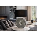 Dizajnov&aacute; art deco stoln&aacute; lampa Celia s podstavou s intarziou so vzorom l&uacute;čov v čiernej a bielej farbe 62 cm