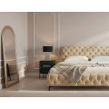 Moderná art deco zostava nábytku do spálne Modern Barock s béžovou zamatovou manželskou posteľou s diamantovým prešívaním so zlatým oblúkovitým zrkadlom a čiernym kovovým nočným stolíkom s rebrovaným sklom a mramorovou lampou s bielou podstavou