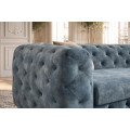 Modern&aacute; chesterfield trojmiestna sedačka Modern Barock so zamatov&yacute;m pre&scaron;&iacute;van&yacute;m poťahom v petrolejovej modrej farbe 235 cm