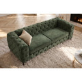Modern&aacute; glamour zelen&aacute; trojmiestna sedačka Modern Barock so zamatov&yacute;m poťahom s pre&scaron;&iacute;van&iacute;m v chesterfield &scaron;t&yacute;le 235 cm