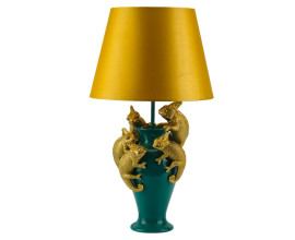 Glamour stoln&aacute; lampa Tierra Glam so zelenou podstavou v tvare v&aacute;zy s piatimi dekorat&iacute;vnymi fig&uacute;rami chamele&oacute;nov vo vrchnej časti v zlatej farbe s okr&uacute;hlym tienidlom s roz&scaron;&iacute;renou spodnou časťou z textilu v zlatožltej farbe