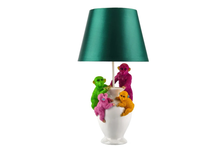 Moderná glamour stolná lampa Tierra Glam so zeleným lesklým tienidlom s rozšírenou spodnou časťou s podstavou v bielej farbe v tvare vázy s dekorom v podobe štyroch opíc v zelenej a ružovej a žltej farbe so zlatými detailmi