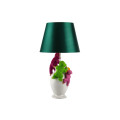 Dizajnov&aacute; stoln&aacute; lampa Tierra Glam so zelen&yacute;m textiln&yacute;m tienidlom a bielou podstavou s farebn&yacute;mi fig&uacute;rami op&iacute;c 55 cm