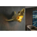 Modern&aacute; glamour n&aacute;stenn&aacute; lampa Tierra Glam v tvare žraloka s otvoren&yacute;mi čeľusťami v zlatom preveden&iacute; 23 cm