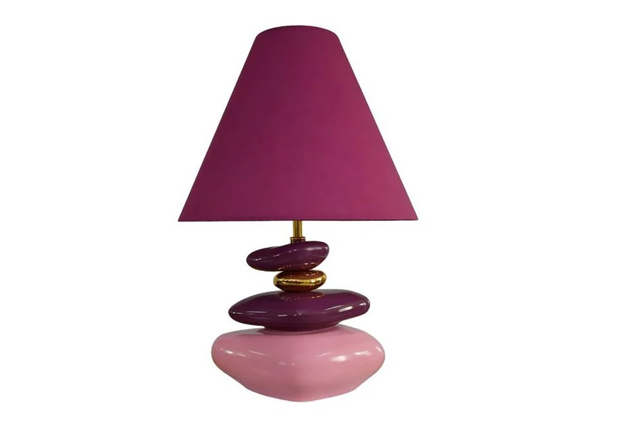 Moderná dizajnová stolná lampa Caillou s kužeľovitým polohovateľným tienidlom a akrylovou podstavou s tvare štyroch na sebe uložených kameňov s nepravidelnými organickými tvarmi v ružovej a fuksiovej farbe s detailmi v metalickom zlatom prevedení