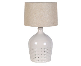Luxusn&aacute; modern&aacute; keramick&aacute; stoln&aacute; lampa Merla so &scaron;irokou nohou v kr&eacute;movo bielom odtieni s lesklou glaz&uacute;rou v reli&eacute;fnymi horizont&aacute;lnymi pruhmi a bodkami v spodnej časti a valcovit&yacute;m tienidlom z ľanu v pr&iacute;rodnej b&eacute;žovej mel&iacute;rovanej farbe