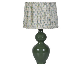 Luxusn&aacute; dizajnov&aacute; vintage stoln&aacute; lampa Meadow s keramickou nohou s balustrov&yacute;m tvarom v tmavej zelenej farbe a valcovit&yacute;m textiln&yacute;m tienidlom s riasen&yacute;m efektom v bielej farbe s flor&aacute;lnym vzorom v modr&yacute;ch a svetlozelen&yacute;ch odtieňoch