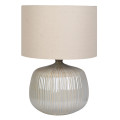 Luxusná moderná dizajnová keramická stolná lampa Luffy s krémovou podstavou z keramiky s lesklou glazúrou okrúhleho tvaru s úzkym hrdlom a vertikálnou drážkovanou štruktúrou zvýraznenou patinovaným efektom s béžovým ľanovým tienidlom