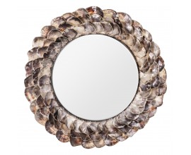 Luxusn&eacute; glamour n&aacute;stenn&eacute; z&aacute;vesn&eacute; zrkadlo Conchas v okr&uacute;hlom tvare s kon&scaron;trukciou z kovu v medenej farbe s r&aacute;mom z mus&scaron;&iacute; v b&eacute;žovej a hnedej farbe