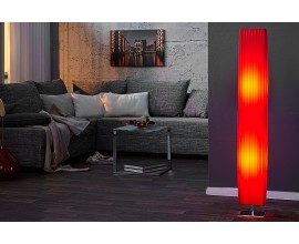 Modern&aacute; obdĺžnikov&aacute; stojaca lampa Paris v červenom latexe s oranžov&yacute;m podt&oacute;nom a striebornou &scaron;tvorcovou podstavou 120 cm