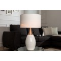 Moderná stolová lampa s bielym valcovým tienidlom a lesklým keramickým podstavcom v tvare kvapky s kovovým detailom v striebornom odtieni