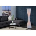 Modern&aacute; &scaron;t&yacute;lov&aacute; stojaca biela lampa Harmony so skladan&yacute;m tienidlom z latexu a čiernou &scaron;tvorcovou podstavou 120 cm