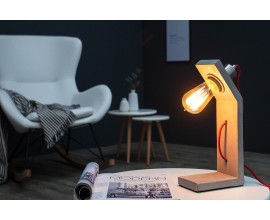 Dizajnov&aacute; industri&aacute;lna nočn&aacute; lampa Cement Structure s atypickou drevenou nohou so siv&yacute;m n&aacute;terom s bet&oacute;novou &scaron;trukt&uacute;rou a odhalenou žiarovkou s kontrastn&yacute;m červen&yacute;m detailom