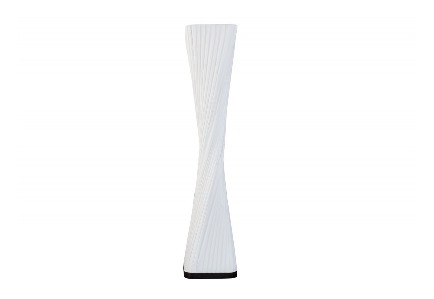 Moderná dizajnová stojaca lampa Harmony so štvorcovou podstavou z čierneho mangového dreva a bielym tienidlom z latexu s vertikálnym skladaní so zatočenou v strede zúženou siluetou