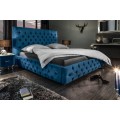 Chesterfield manželsk&aacute; posteľ Kreon v modrom zamatovom poťahu na matrac 180x200cm