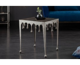 Dizajnov&yacute; odkladac&iacute; stol&iacute;k Liquid Line striebornej farby v art-deco &scaron;t&yacute;le z kovu