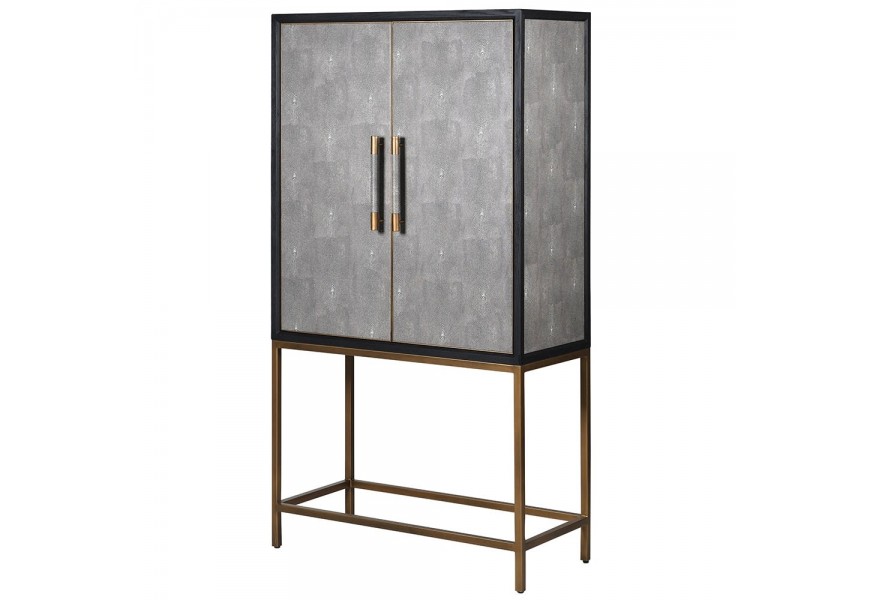 Art-Deco barov&aacute; skrinka OTAWA  s čal&uacute;nen&iacute;m zo sivej kože a s nožičkami vo vintage zlatej 182cm