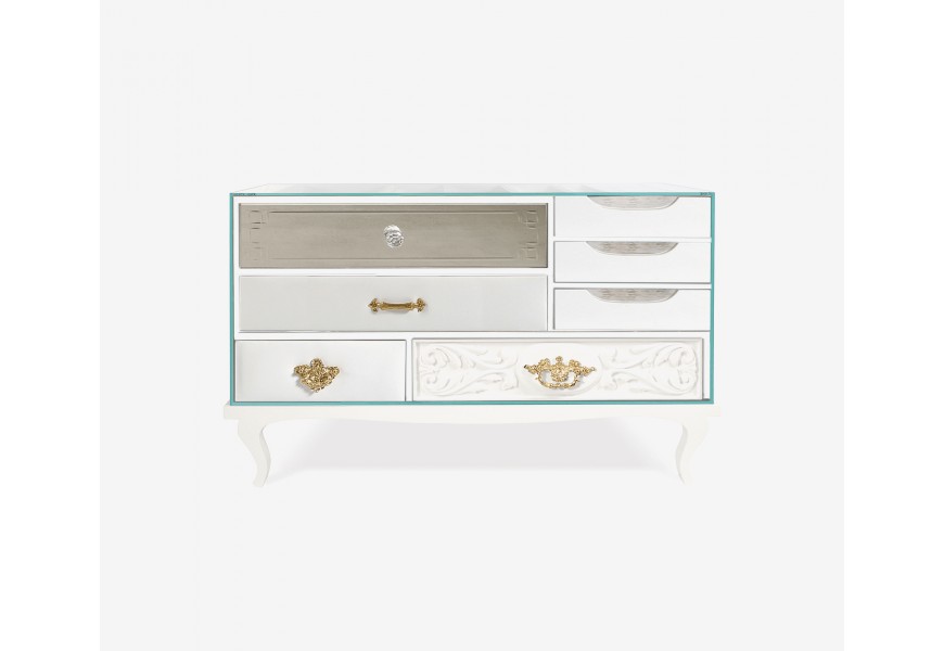 Luxusn&yacute; modern&yacute; biely nočn&yacute; stol&iacute;k Mondrian Blanc z lakovan&eacute;ho mas&iacute;vu a č&iacute;rych skiel s pozl&aacute;ten&yacute;mi detailmi 85cm