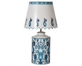 Vintage dizajnov&aacute; stoln&aacute; lampa Severine blue z kovu bielej farby s ornament&aacute;lnym modr&yacute;m zdoben&iacute;m ikat 77cm