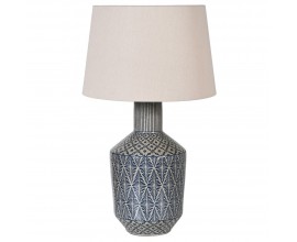 Nadčasov&aacute; a luxusn&aacute; porcel&aacute;nov&aacute; indigovomodr&aacute; lampa Feyre so siv&yacute;m geometrick&yacute;m vzorom a bielym tienidlom vo vintage preveden&iacute;
