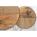 Industri&aacute;lny set dvoch okr&uacute;hlych konferenčn&yacute;ch stol&iacute;kov Elements z mas&iacute;vneho mangov&eacute;ho dreva a ratanu 36cm