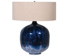 &Scaron;t&yacute;lov&aacute; art deco stoln&aacute; lampa Laguna s keramickou podstavou zaf&iacute;rovo modrej farby s b&eacute;žov&yacute;m textiln&yacute;m tienidlom
