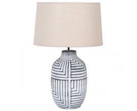Elegantn&aacute; keramick&aacute; nočn&aacute; lampa Savannah vo vintage &scaron;t&yacute;le v bielom preveden&iacute; s jemn&yacute;m čiernym abstraktn&yacute;m vzorom a bielym tienidlom