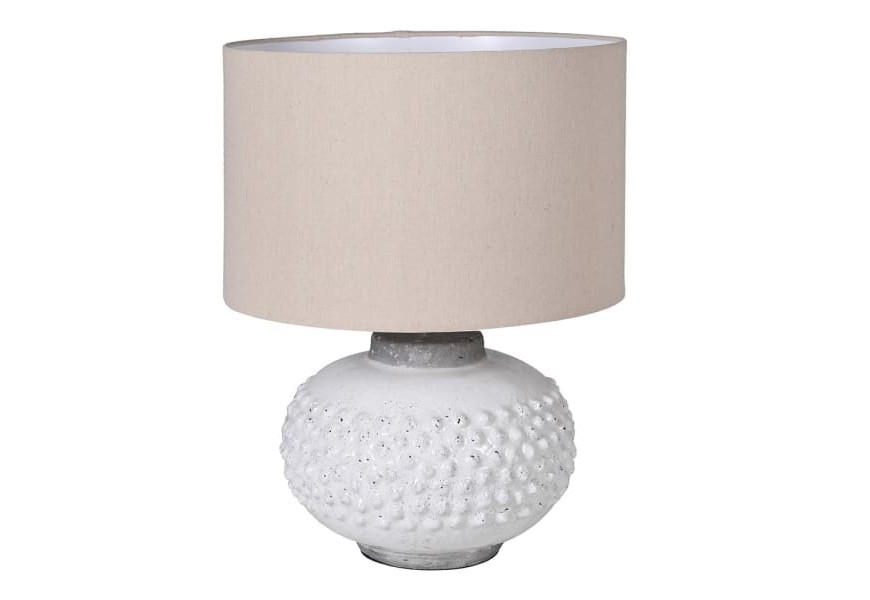 Keramick&aacute; dizajnov&aacute; nočn&aacute; lampa Elegia s bielou okr&uacute;hlou podstavou s ozdobn&yacute;m reli&eacute;fom a s ľanov&yacute;m tienidlom 55cm
