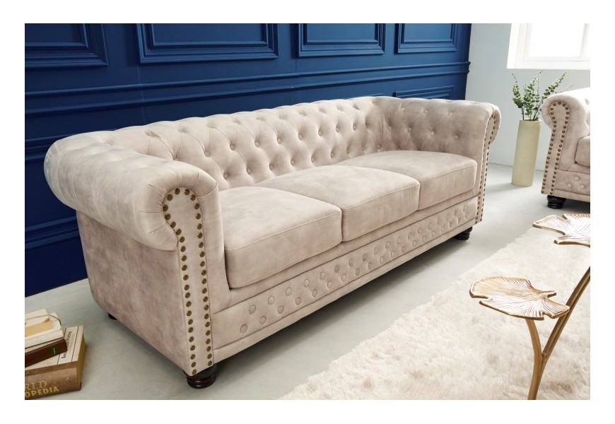Chesterfield sedačka Contessa do ob&yacute;vačky v svetlej farbe &scaron;ampansk&eacute;ho s dreven&yacute;mi nožičkami 200cm