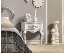 Luxusn&yacute; barokov&yacute; nočn&yacute; stol&iacute;k Alegro bielej farby so z&aacute;suvkou a ornament&aacute;lnym zdoben&iacute;m 62cm
