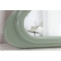 Art deco modern&eacute; vysok&eacute; zrkadlo Swan s vlnit&yacute;m r&aacute;mom v pastelovej zelenej farbe 160cm