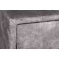 Dizajnov&yacute; nočn&yacute; stol&iacute;k Velouria v tmavosivej farbe so zamatov&yacute;m čal&uacute;nen&iacute;m 50 cm