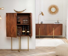 Luxusn&aacute; mas&iacute;vna art deco ob&yacute;vacia zostava Gatsby s pr&iacute;born&iacute;kom, telev&iacute;znym stol&iacute;kom a barovou skrinkou z mangov&eacute;ho dreva v teplej hnedej farbe so zlat&yacute;mi kovov&yacute;mi detailmi a line&aacute;rnym dr&aacute;žkovan&yacute;m dizajnom