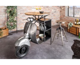 Dizajnov&yacute; barov&yacute; st&ocirc;l Scooter s podstavou v tvare motorky v striebornej farbe s okr&uacute;hlou vrchnou doskou z mangov&eacute;ho dreva a policami s čiernou kovovou kon&scaron;trukciou