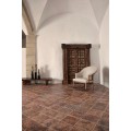 Luxusn&eacute; rustik&aacute;lne kreslo Carlos s vyrez&aacute;van&yacute;mi dreven&yacute;mi nožičkami v hnedej vintage farbe s b&eacute;žov&yacute;m čal&uacute;nen&iacute;m 92 cm